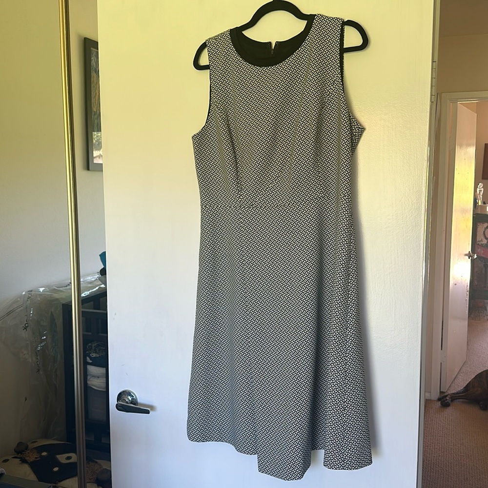 Classiques Entiet Black and white sleeveless dress, no pockets size 14.